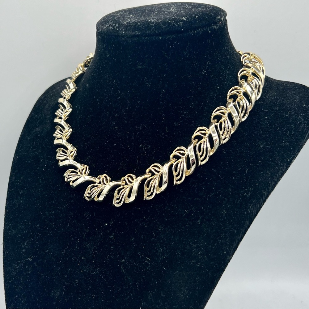Vintage faded gold tone leafy cutout collar necklace choker 13” - 15” - Picture 2 of 6